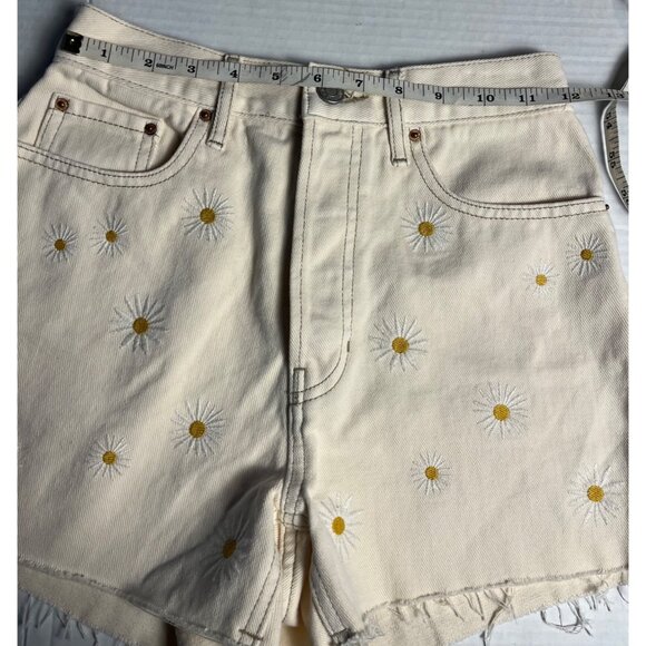 NWT- Ultra High Rise Daisy Embroidered Cream Denim Shorts By PacSun women’s 24 - Picture 12 of 15